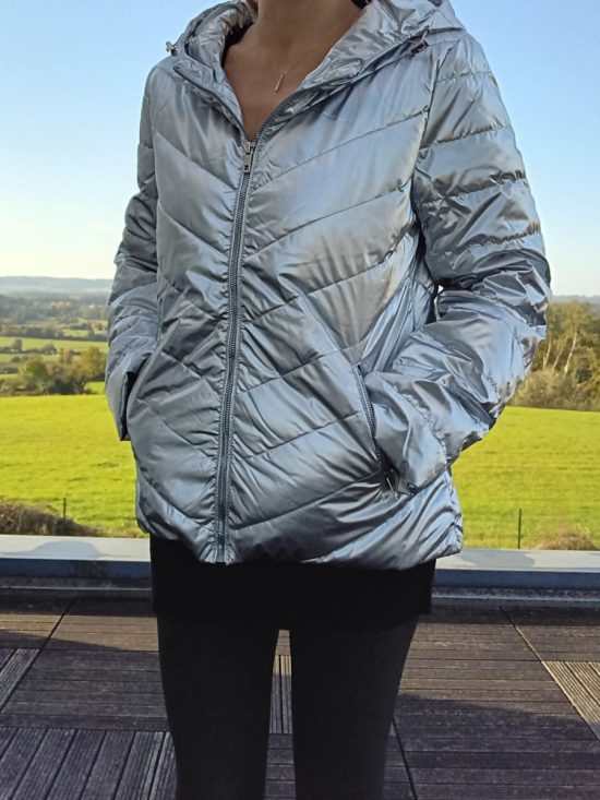 Veste courte matelassée doublée argenté