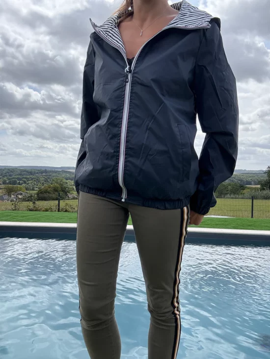 New Lolo - Manteau court mi fesses léger imperméable réversible bleu marine capuche intérieur marin rayé bleu marine blanc