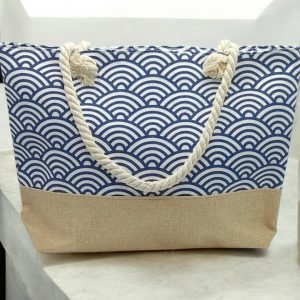 Sac à main de plage porté à l’épaule bleu motifs vagues