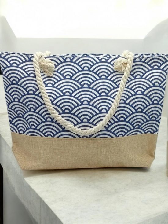 Sac à main de plage porté à l’épaule bleu motifs vagues