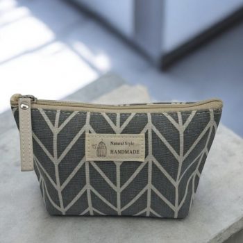 Trousse en coton motif géométrique blanc sur fond gris