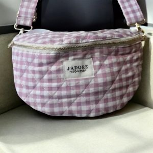 Sac banane en coton matelassé avec un motif quadrillé rose et blanc