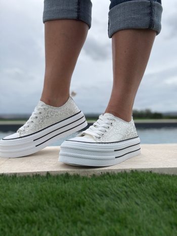 Chaussures baskets basses semelle compensée tissu motif léopard argenté style converse – Image 3