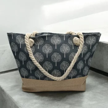 Sac à main de plage porté à l’épaule gris motifs arbres