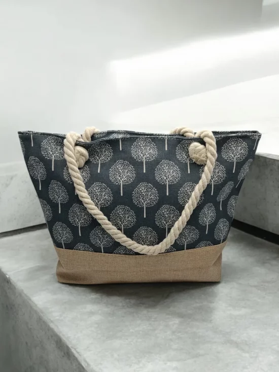 Sac à main de plage porté à l’épaule gris motifs arbres