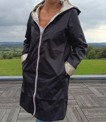 Laura Jo - Imperméable réversible long mi-saison garnissage ouate couleur noir / doré - Curvy – Image 3