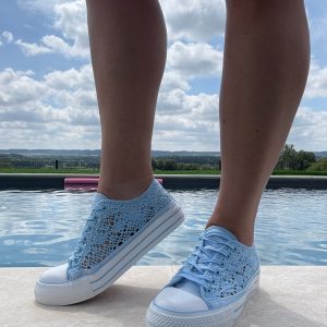 Chaussures baskets basses à dentelle bleu en tissu style converse