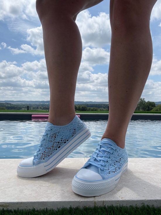 Chaussures baskets basses à dentelle bleu en tissu style converse