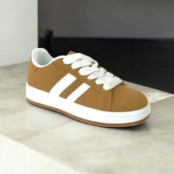 Chaussures baskets basses camel avec bandes blanches style campus