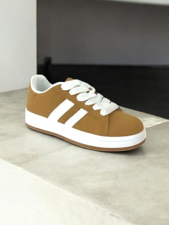 Chaussures baskets basses camel avec bandes blanches style campus