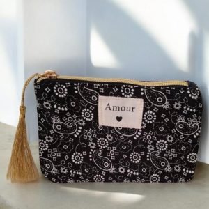 Pochette en tissu noir motifs bandana “Amour”