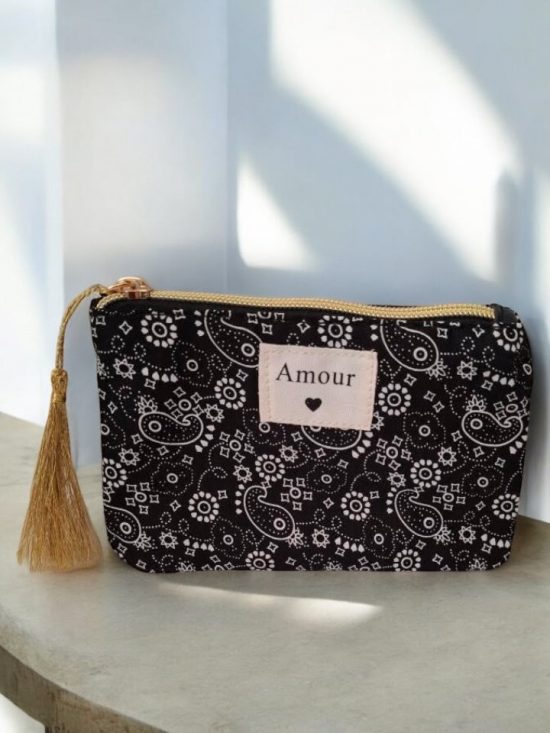 Pochette en tissu noir motifs bandana “Amour”