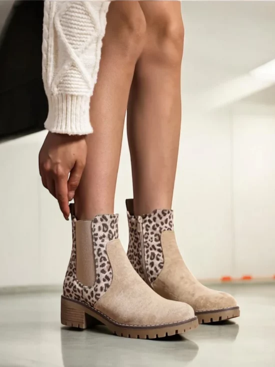 Chaussures bottines à talon toucher daim beige avec motif léopard marron taupe