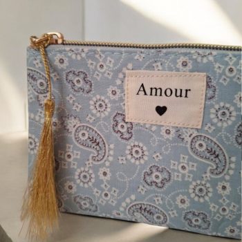 Pochette en tissu bleu clair motifs bandana “Amour”