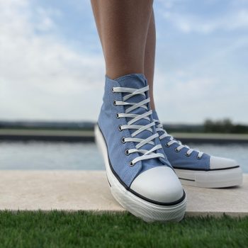 Chaussures baskets hautes en toile bleu clair blanc style converse