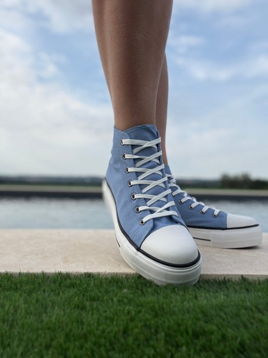 Chaussures baskets hautes en toile bleu clair blanc style converse