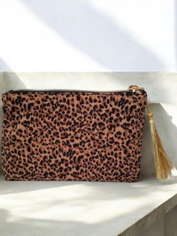 Pochette en tissu motif léopard camel “Karma” – Image 4