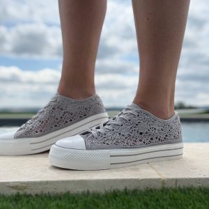 Chaussures baskets basses à dentelle grise en tissu style converse