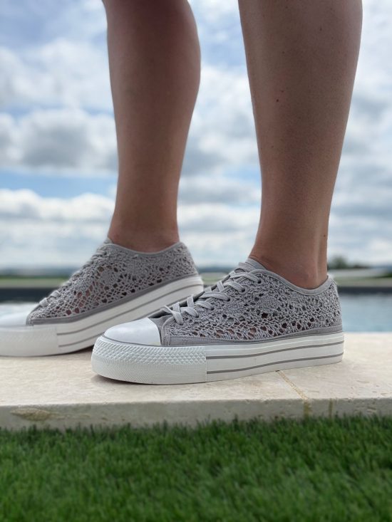 Chaussures baskets basses à dentelle grise en tissu style converse