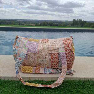 Sac polochon en tissu coton motifs patchwork fleuri avec des motifs géométriques orange rose bleu