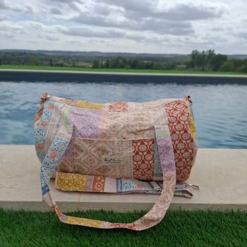 Sac polochon en tissu coton motifs patchwork fleuri avec des motifs géométriques orange rose bleu