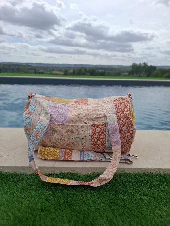 Sac polochon en tissu coton motifs patchwork fleuri avec des motifs géométriques orange rose bleu