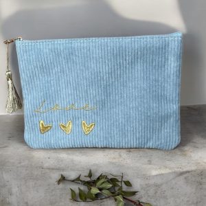 Pochette velours côtelé bleu pale écriture Love