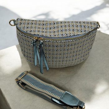 Sac banane en tissu à motif texturé de couleurs noir, bleu et beige sangle fantaisie