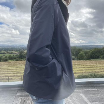 Laura Jo – Imperméable réversible court sans garnissage ouate mi-saison couleur bleu marine/doré  – Curvy