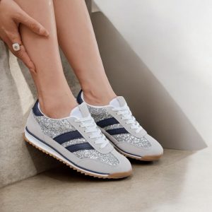 Chaussures baskets basses gris pailleté avec des rayures bleu marine style sneakers