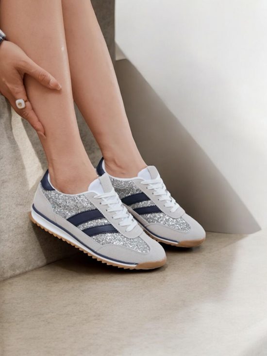 Chaussures baskets basses gris pailleté avec des rayures bleu marine style sneakers
