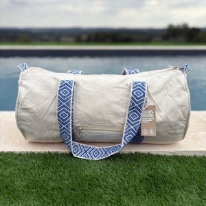 Sac polochon en coton tissu beige avec poignées motifs géométriques en bleu et blanc