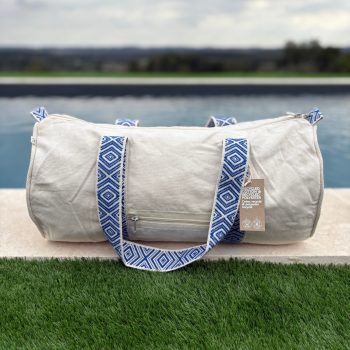 Sac polochon en coton tissu beige avec poignées motifs géométriques en bleu et blanc