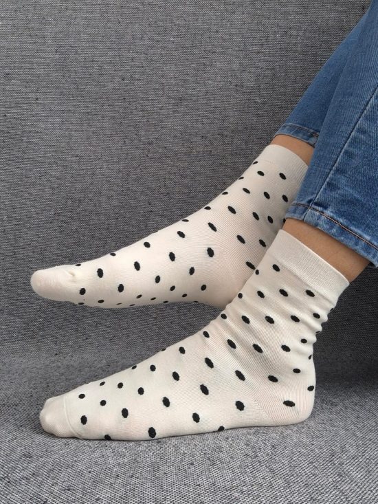 Paire de chaussettes blanches en coton à motifs pois noirs