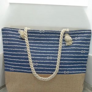 Sac à main de plage porté à l’épaule bleu motifs noeuds
