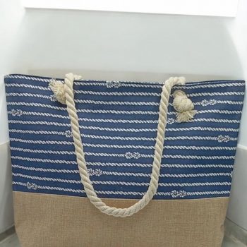 Sac à main de plage porté à l’épaule bleu motifs noeuds