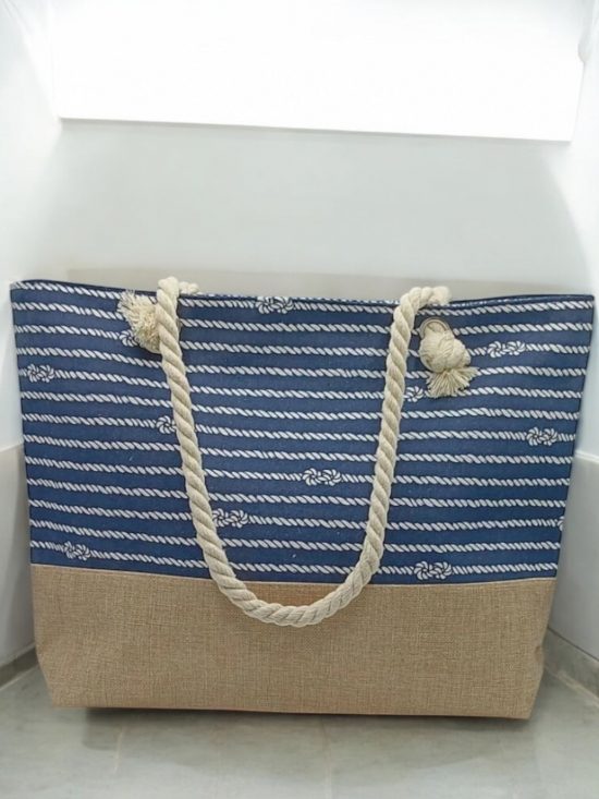 Sac à main de plage porté à l’épaule bleu motifs noeuds