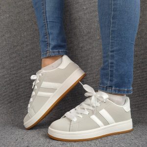 Chaussures baskets basses grises à rayures blanches style sneakers
