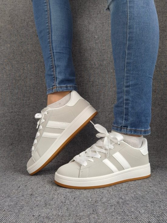 Chaussures baskets basses grises à rayures blanches style sneakers