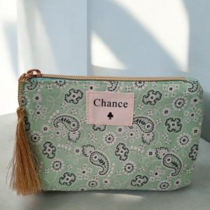 Pochette en tissu vert motifs bandana “Chance”