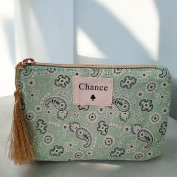 Pochette en tissu vert motifs bandana “Chance”