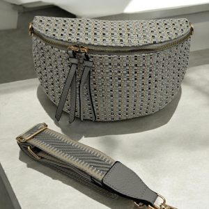Sac banane en tissu à motif texturé de couleurs blanc, noir et bleuté sangle fantaisie