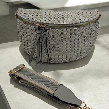 Sac banane en tissu à motif texturé de couleurs blanc, noir et bleuté sangle fantaisie