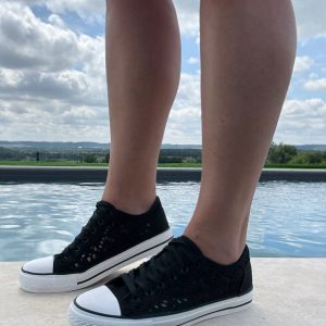 Chaussures baskets basses à dentelle noir en tissu style converse