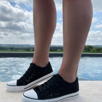 Chaussures baskets basses à dentelle noir en tissu style converse