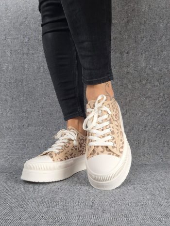 Chaussures baskets à motif léopard marron camel et blanc semelle compensée style converse – Image 10