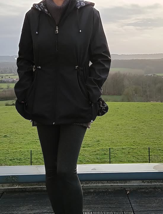 Manteau Veste légère et réversible deperlante noir/motifs fleuris