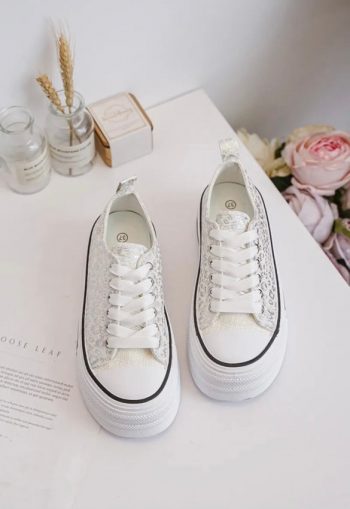 Chaussures baskets basses semelle compensée tissu motif léopard argenté style converse – Image 19