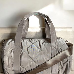 Sac polochon matelassé beige avec anses et bandoulière réglable