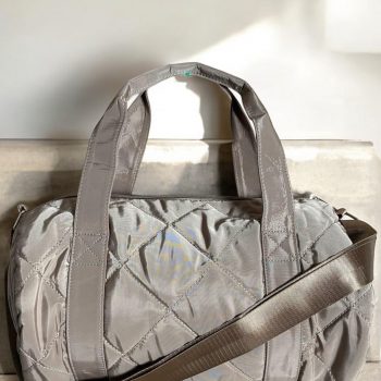 Sac polochon matelassé beige avec anses et bandoulière réglable